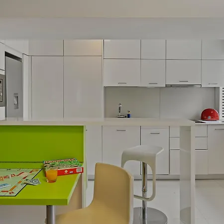 Edes Perfect Location & Modern Lejlighed *